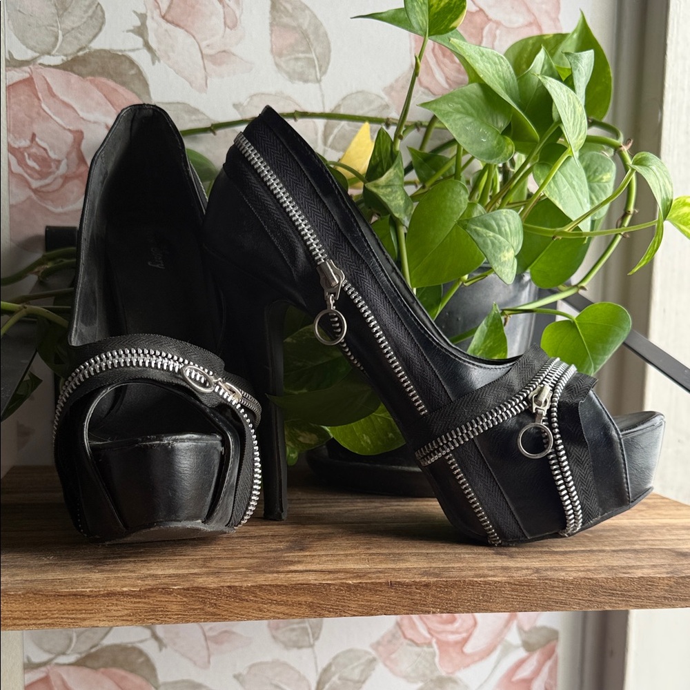 Black Zipper Detail Women's Heels